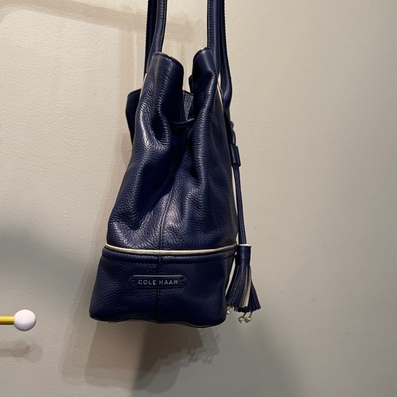 Cole Haan Vintage leather Reiley tassel tote in Navy EUC - Picture 4 of 16